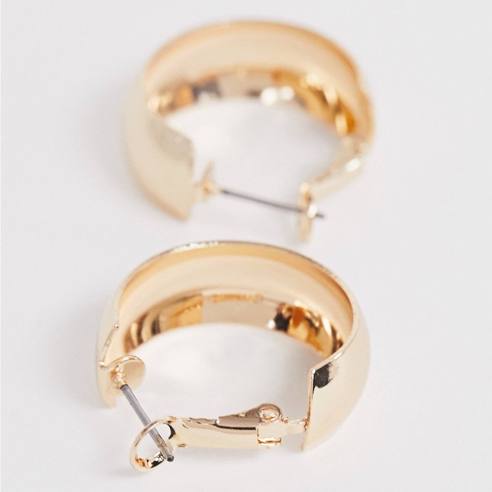 New Lulu’s Woman’s Trendy Minimalist My Oh My Gold Hoop Earrings - Picture 9 of 15